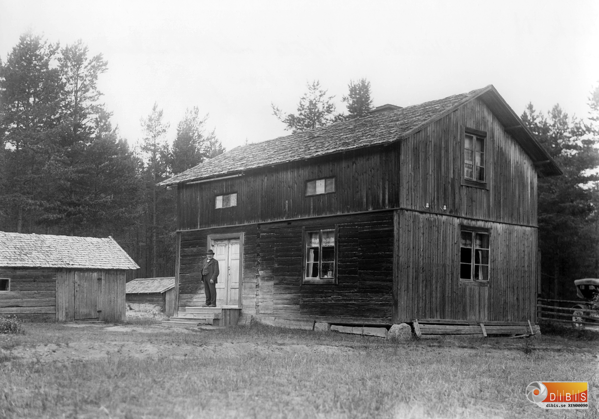 ¨Mickels¨ gård i Västra Höle, Rengsjö.
På bron står skomakare Mickel Språng.
(se även bild nr. XEN 00089.tif).