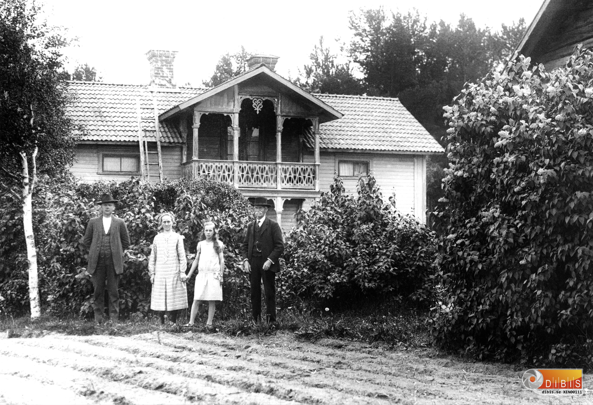 Bodlunds gård och familj i Västra Höle, Rengsjö.

Fr.v. Nils Olov Bodlund, hans hustru Gertrud och deras dotter Signe samt Nils Olovs far Jonas Bodlund.
(se även nr. 112).