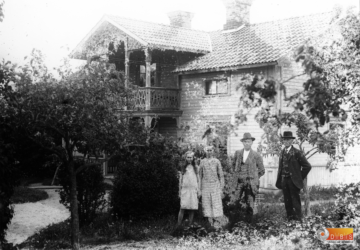 Bodlunds gård och familj i Västra Höle, Rengsjö.
Fr.h. Jonas Bodlund, Nils Olov Bodlund, hans hustru Gertrud och dotter Signe.
(se även nr. 111).