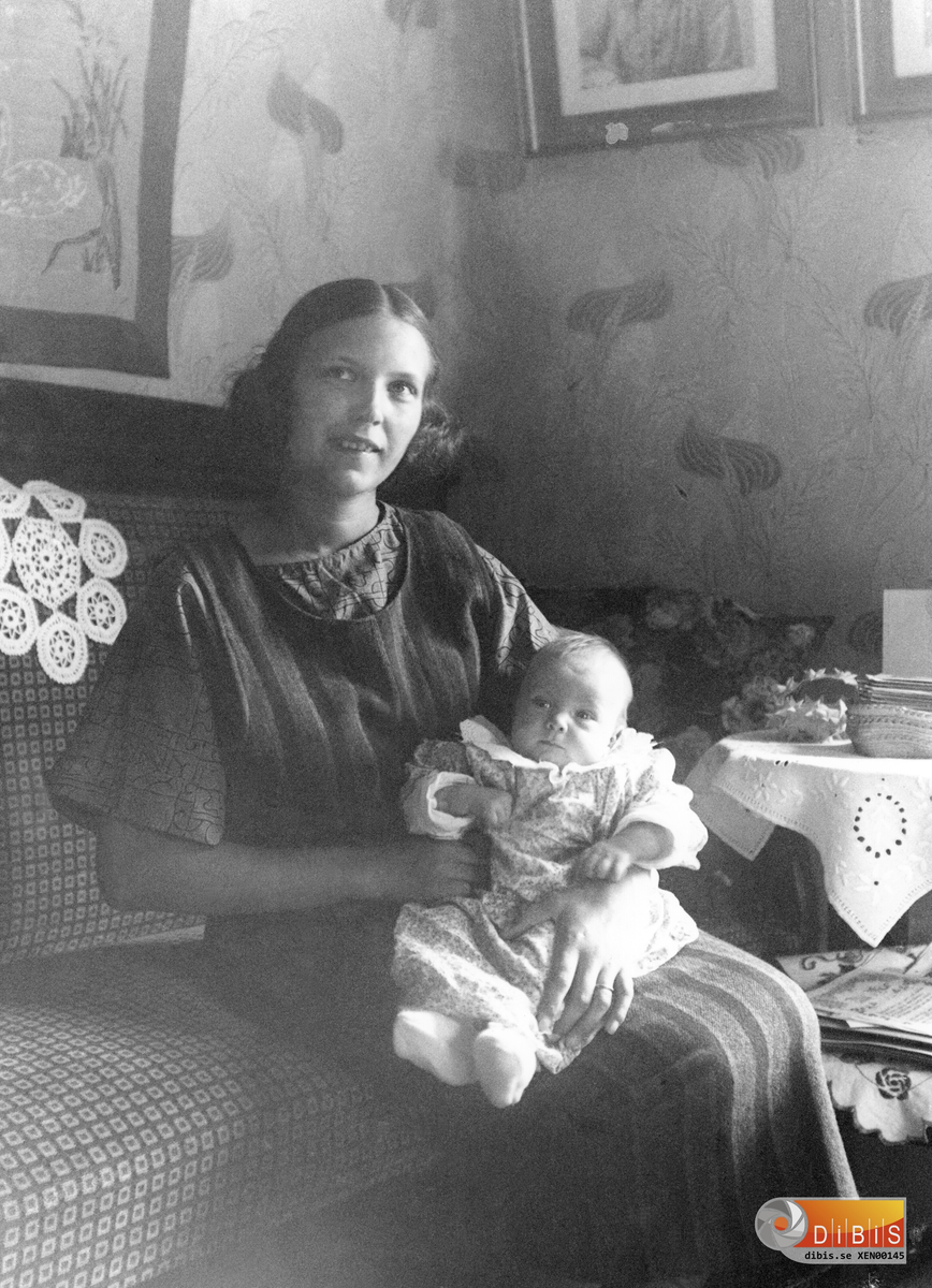 ¨Nords¨i Dalskog, Västra Höle, Rengsjö.
Anna Lisa kom från Gävle och gift med Bernhard Nord.
Hon bodde en tid hos Nords i Dalskog.
Barnet hon har i famnen är Gustaf Nord, född i Västra Höle. Han dog i Stockholm 1983.