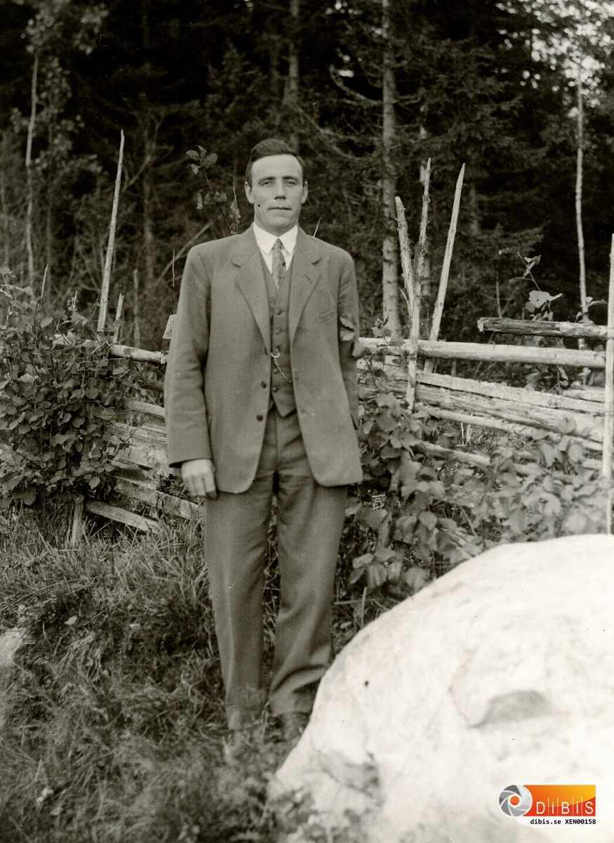 Jonas Viklund, murare och kakelugnsmakare från ¨Viklunds¨ Västra Höle, Rengsjö.
Familjen flyttade på senare tid till ¨Harrs¨ i Västerböle, Rengsjö. (se även bild 157).