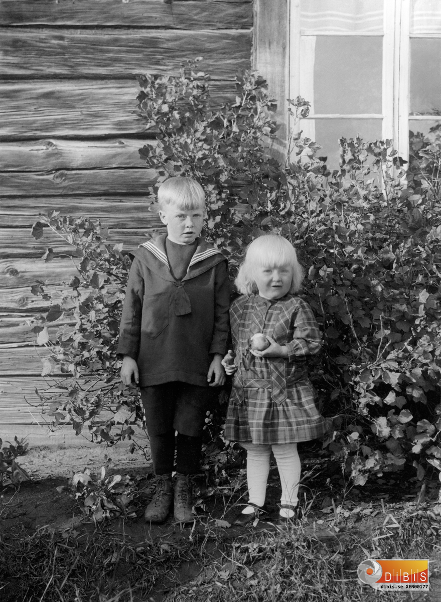 Tore och Tora Roos, barn till Olle och Anna Roos i Västra Höle, Rengsjö.
Bilden tagen framför ¨Rooses¨ gamla byggnad.