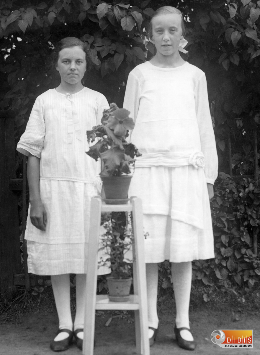 Två flickor från ¨Österstuga¨ i Svedja, Rengsjö.

T.v: Inga Andersson, dotter till Anders och Kristina Persson.
T.h: Frida Persson, dotter till Ingrid Persson.