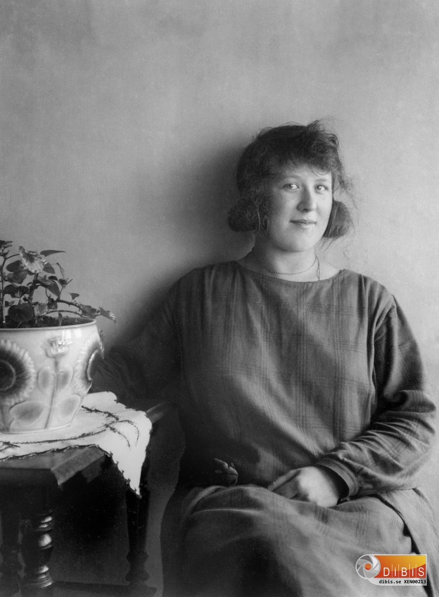 Karin Jonsson, gift Mogren och bosatt i Söräng Bollnäs.
Hon kommer från ¨Svegårn¨ i Svedja, Rengsjö.