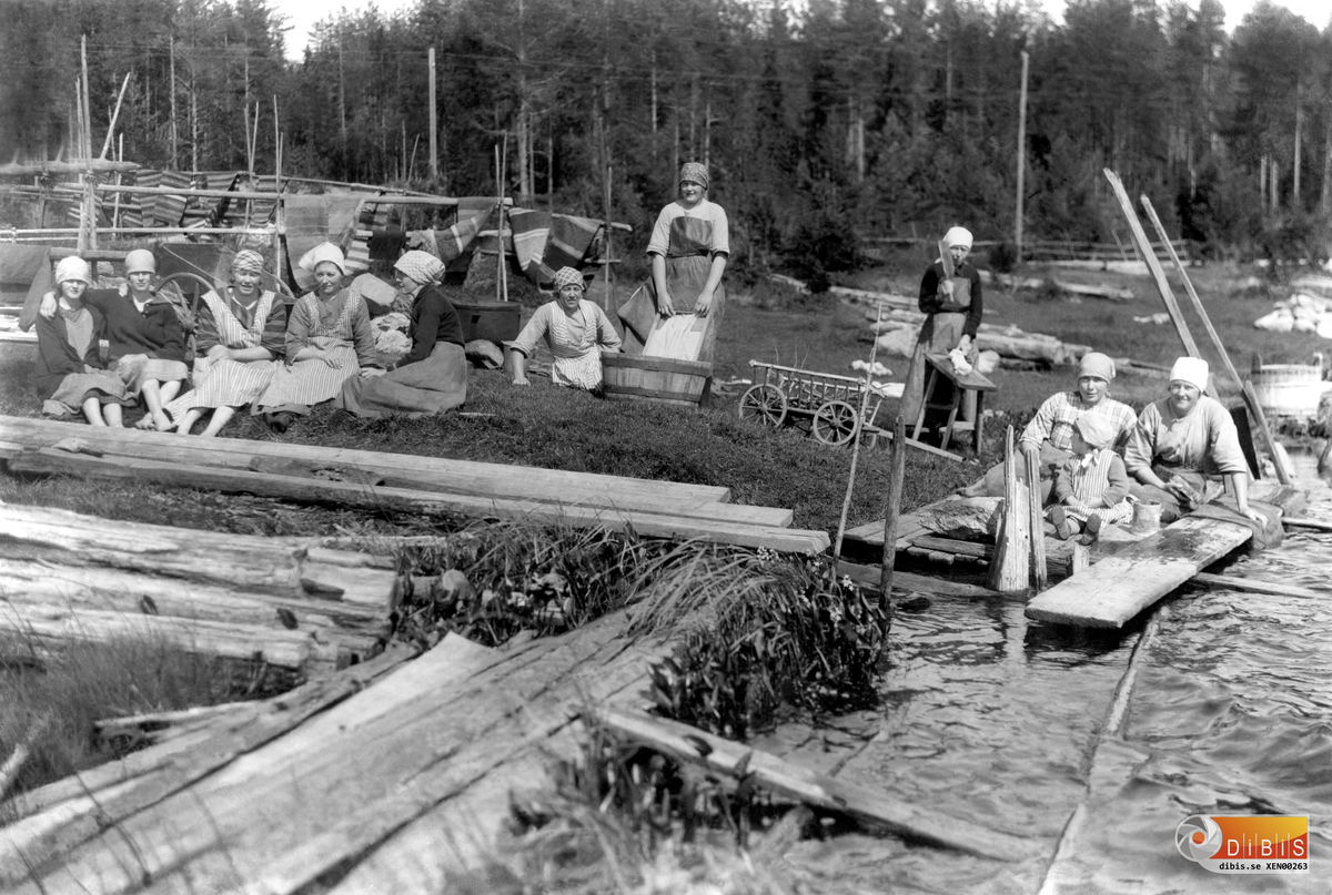 Stortvätt vid Lintjärn i Svedja, Rengsjö.
Det är både vittvätt och trasmattor som tvättas.
Från vänster:
1. Agda Berglund, V.Höle
2. Elvira Eriksson, V.Höle
3. Teresia Flodin, V.Höle
4. Gertrud Bratt, V.Höle
5. Kristina Berglund, V.Höle
6. Kalla Nilsson, V.Höle
7. Kristina Jonsson, Västergårn Svedja
8. Anna från Lundgrens Svedja
9. Teresia Nilsson, Innegårn Svesja
10. Marta Jonsson, Västergårn Svedja
11. Lillflickan heter Karin Lönn, Svedja