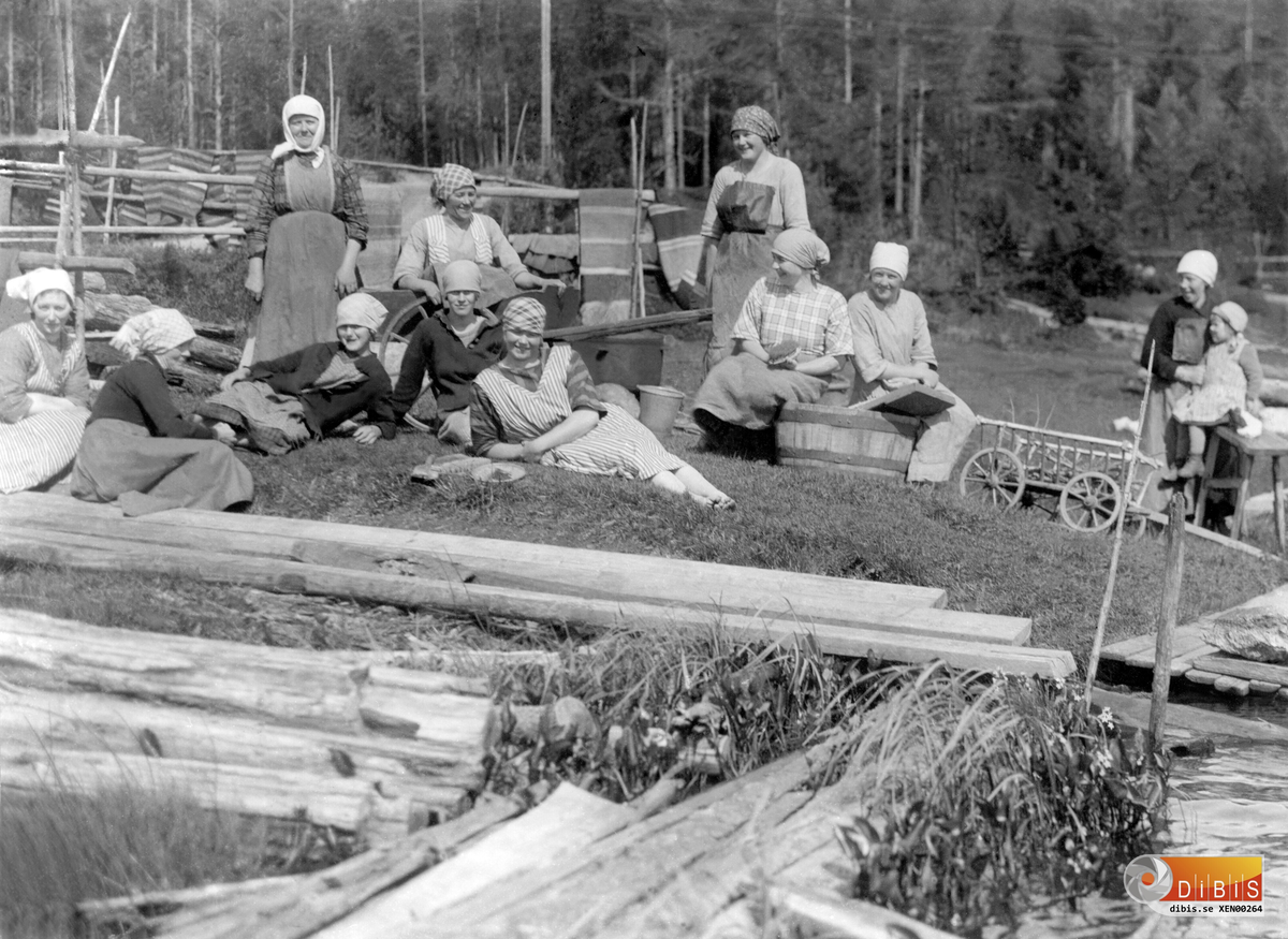 Höle-Svedja kvinnfolken har stortvätt vid Lintjärn i Svedja, Rengsjö.
Från vänster:
1.Gertrud Bratt
2.Kristina Berglund
3.Elsa Bengtsson, Skomakar Elsa Svedja
4.Agda Berglund
5.Kalla Nilsson
6.Elvira Eriksson, Hedbacka. Hon var från Sandåkers
7.Teresia Flodin
8.Kristina Jonsson
9.Teresia Nilsson, Innegårn
10.Marta Jonsson
11.Anna Lundgrens Anna
Lillflickan heter Karin Lönn