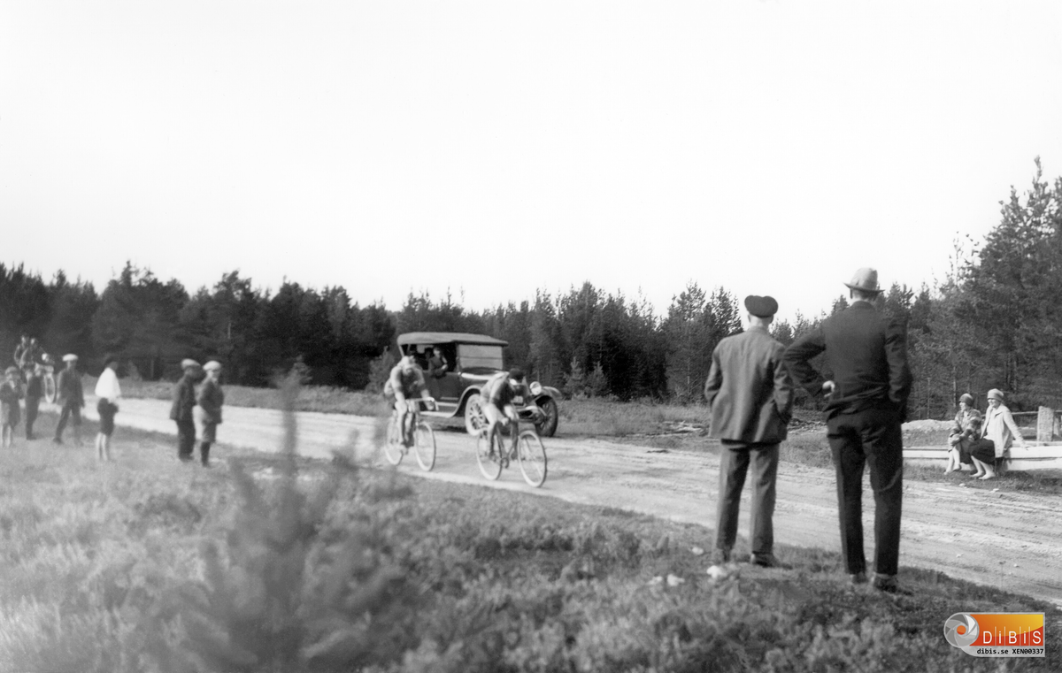 Cykeltävling som passerade genom Rengsjö någon gång på 1920-talet.