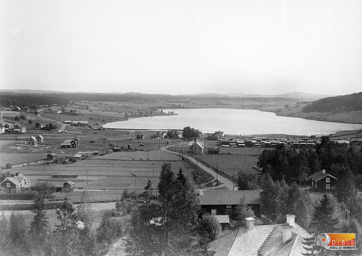 Vy över Lötbygden, Rengsjö, 1935 från kyrktornet. Midnäsbrädgården är välfylld. Skoglunds byggdes detta år vilket syns på bilden.
Foto Erik Jonsson