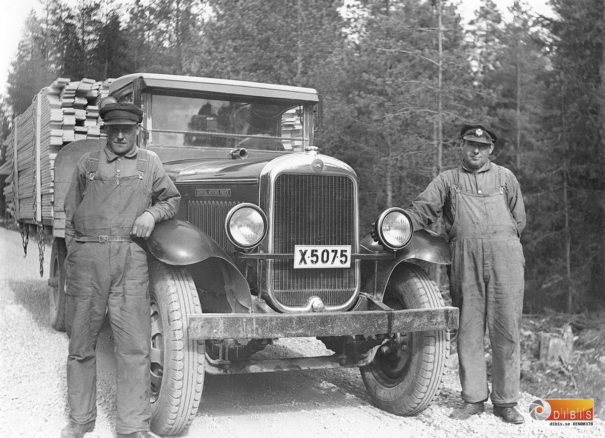 Transport av hyvlade brädor med Gmc X 5075. Chaufför Verner Eriksson  "Jan-Lars" t.h och medhjälpare Ivar Bergman "Jan-Nils". Foto Erik Jonsson.