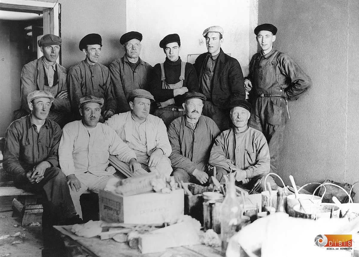 Restaurerings-och målningsarbeten. Kan det möjligen vara vid kontoret?
Bakre raden fr. v : Bror Larsson,
Olov Bodin,
Lars Bengtsson,
Oskar Larsson,
Pelle Svedlund
Erik Jonsson.
Främre raden fr.v Albin Jonsson,
Per-Olov Larsson,
Albin Åkerblom,
Johan Johansson
Anders Larsson-Språng.

Foto Erik Jonsson.