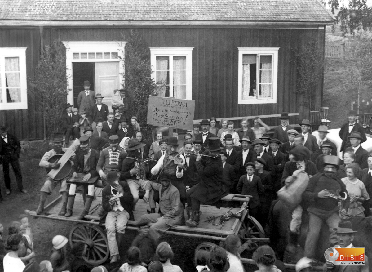 Bröllopshyllning av utklädda.
Platsen är Hägers i Björtomta, Rengsjö och anledningen till hyllningen är bröllopet mellan Bengt Bengtsson och Hildur Lust.