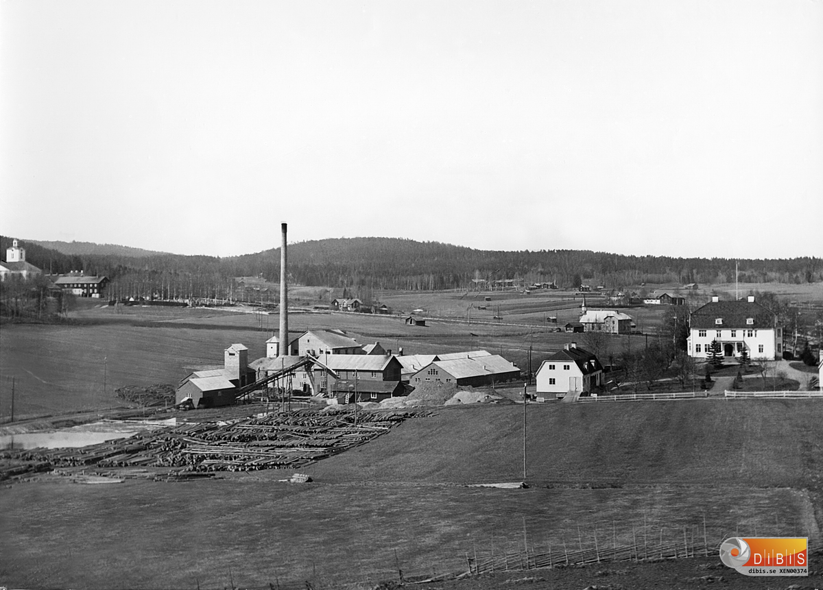 Midnäsfabriken före 1934. Till höger Herrgården "Höjens", Löten Rengsjö.
Längst till vänster en skymt av Rengsjö Kyrka uppförd 1795.
Foto Erik Jonsson.