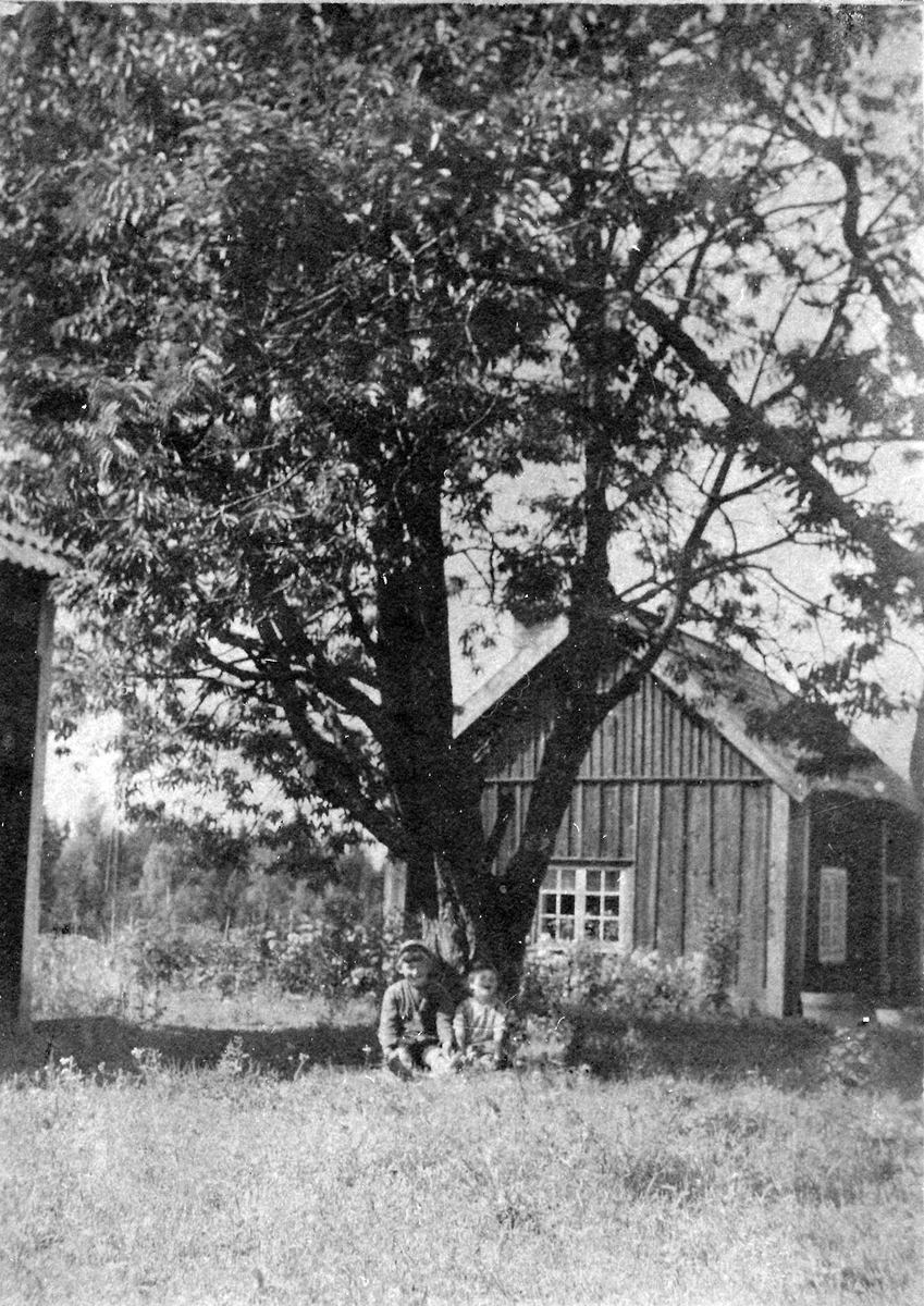 Byrsta övre kvarn. Birger Carlsson, (1921.2012) och fostersystern Anna Maria (Maj) Eriksson (1925-2006)