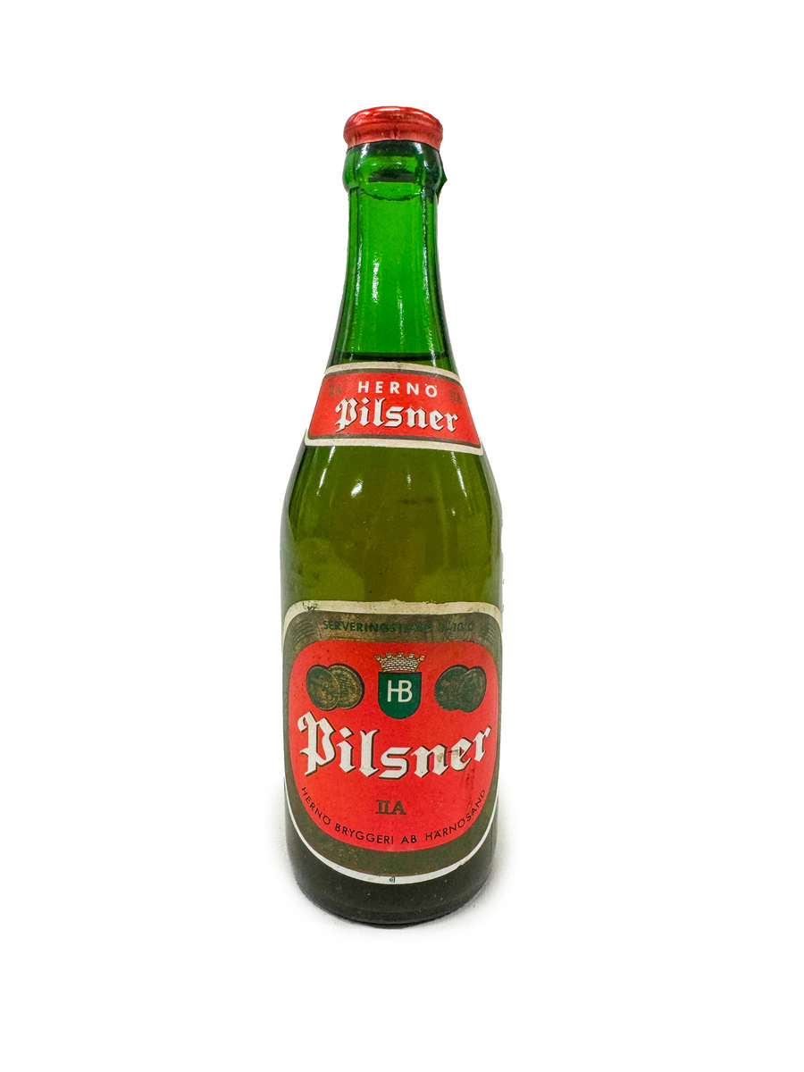 Flera flaskor med kork, oöppnade. Champis, Pommac, Fruktsoda, Pilsner, Påskmust 