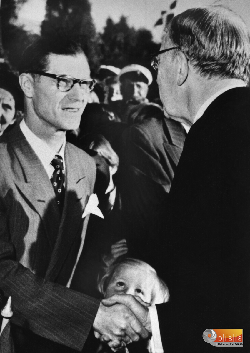 Guldsmed Axel Lindberg hälsar på Kung Gustaf VI Adolf på IP i Söderhamn. Axel Lindberg hade gjort ett silverfat till Kungen, se bild XKL 20. FOTO: Specialbild i mitten av 1950.talet.