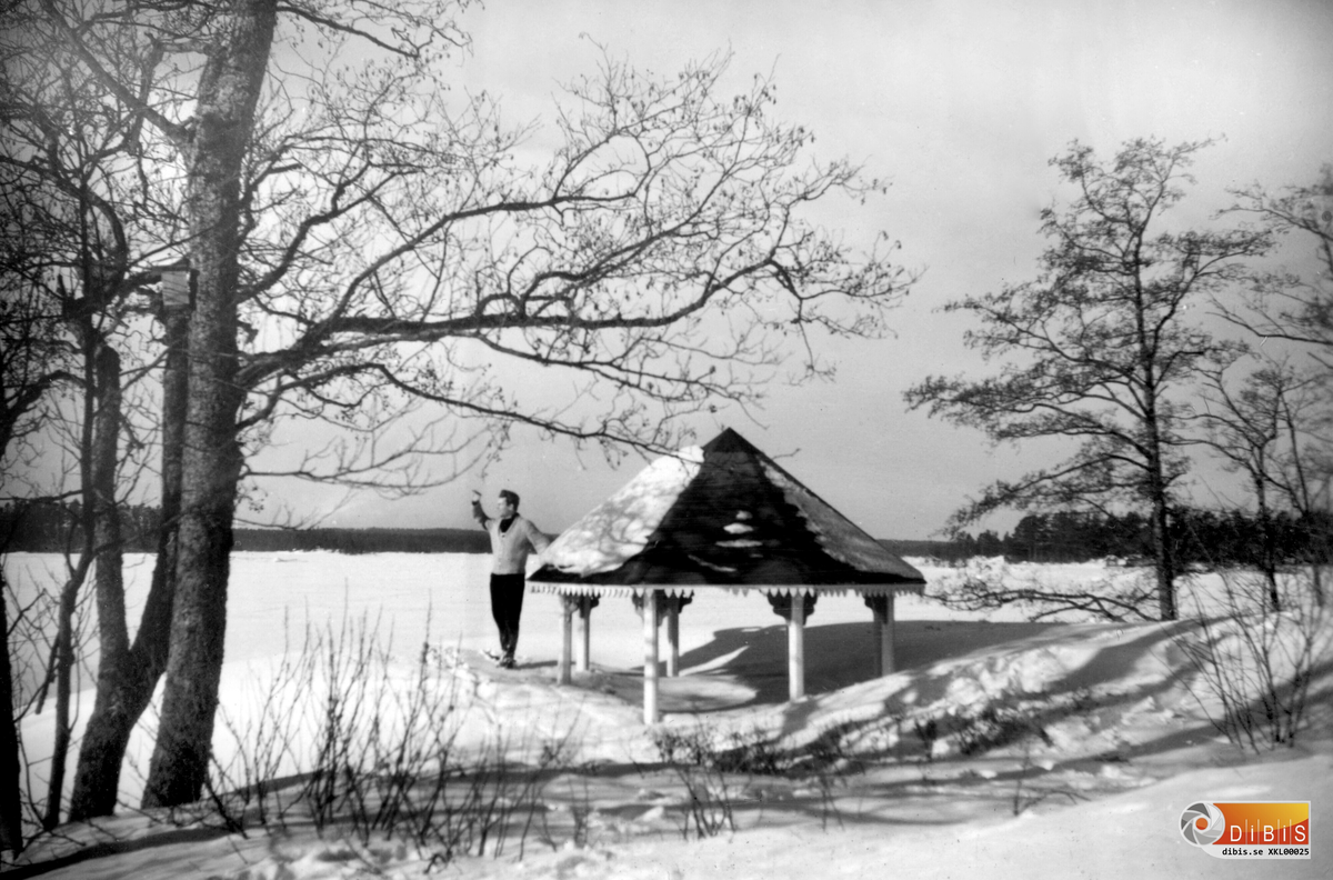 Karl-Axel Lindberg vid paviljongen/lusthuset på ön "Pingst" i Söderhamns skärgård. Finns kvar.