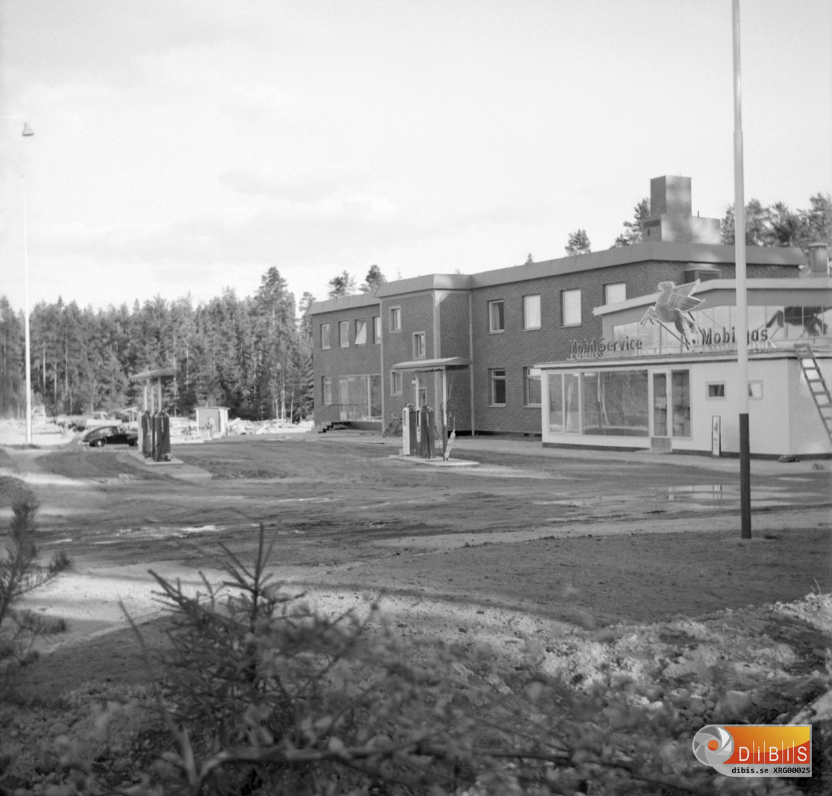 Mobilmacken och Forslunds motor vid Flygvägen i Söderhamn. Bilden tagen på 1960-talet. Forslunds motor är idag (2013) Söderhamns nya räddningstjänsten/ brandstation.