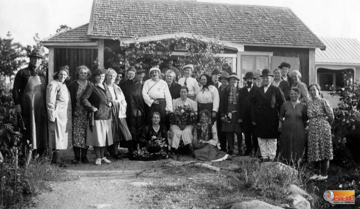 Trolig födelsedagsfest på 1940-tal eller 1950-tal. Nummer 3 från vänster är Edit Gustafsson (född Berggren) 1890-1975.