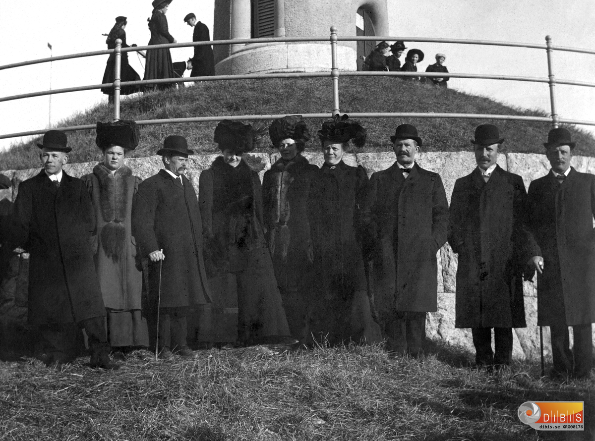 Söderhamnsgodtemplare på utflykt till Västra Berget. Ungdommarna har tagit plats uppe vid tornet medan dom äldre radat upp sig nedanför.
Längst till vänster ses Ivar Gustafsson 1888-1954 och hans hustru Edit Gustafsson (född Berggren) 1890-1975)
Bilden från tidigt 1900-tal