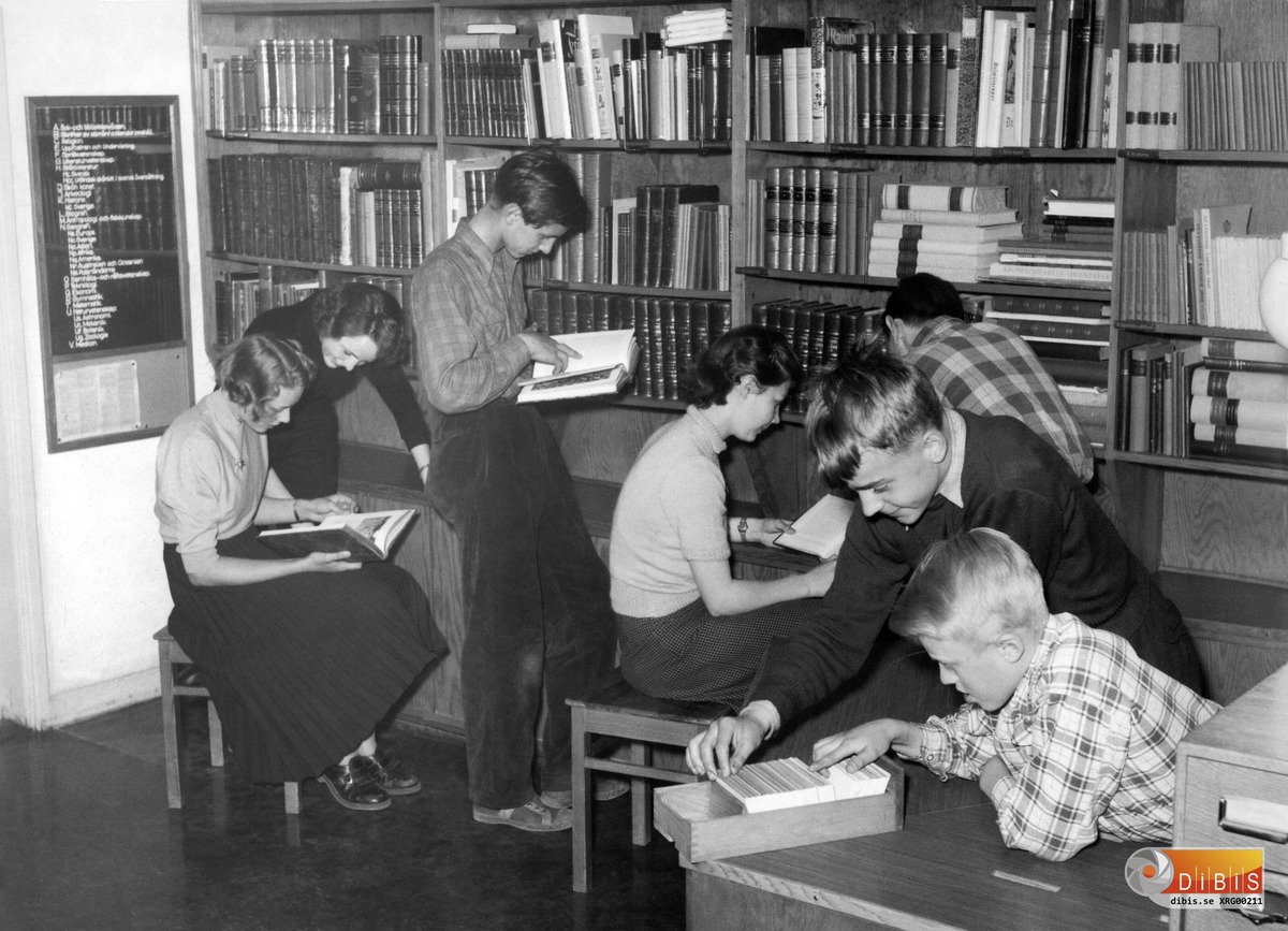 Centralskolan i Söderhamn (i dag 2013, Norrtullsskolan) Elever i biblioteket (1950-1952).
Från vänster: Birgitta Persson (sittande), Marianne Ask, Hans Rönnkvist (1938-1967), Astrid Holmqvist. Med ryggen mot kameran är troligen Leif Nordenvald?. De två vid registerlådan är Rune Gustafsson och Rolf Andersson.