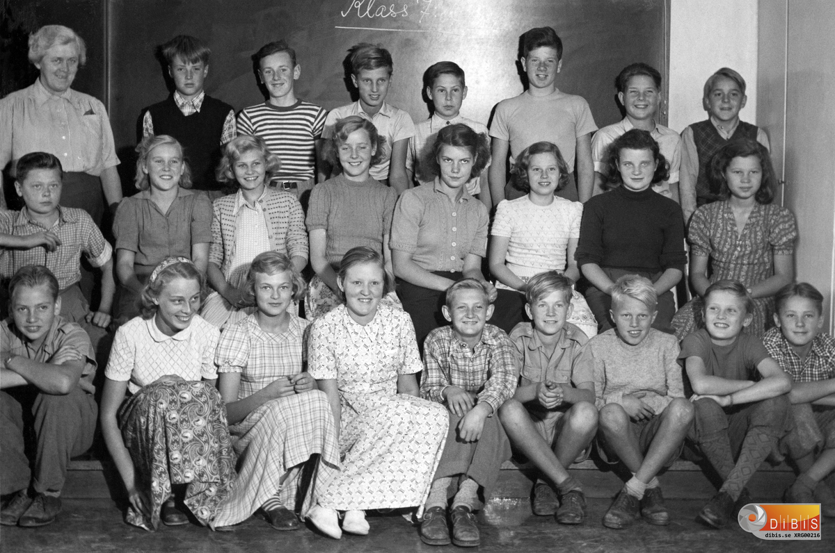 Klass 7 A på Centralskolan (i dag 2013 Norrtullsskolan) i Söderhamn. Året är troligen 1951.
Över raden från vänster: Lärarinnan Martha Eriksson (1897-1970), Conny Lindberg, Leif Nordenvald, Hans Rönnkvist, Folke Lundgren,, Olle Forell, Gunnar Träff, Rune Gustafsson.
Rad 2 från vänster: Stig Jonsson, Ulla Hagelin, Birgitta Andreasson, Lillemor Ullström, Astrid Holmkvist, Maj Olsson, Margareta Westrin, Lillemor Sandkvist.
Närmaste raden från vänster: Helge Andersson, Birgitta Persson, Inger Wärm, Berit Olsson, Nils Gunnar Jonsson, Bernt Karlsson, Rolf Andersson, Rolf Olsson, Åke Brolin