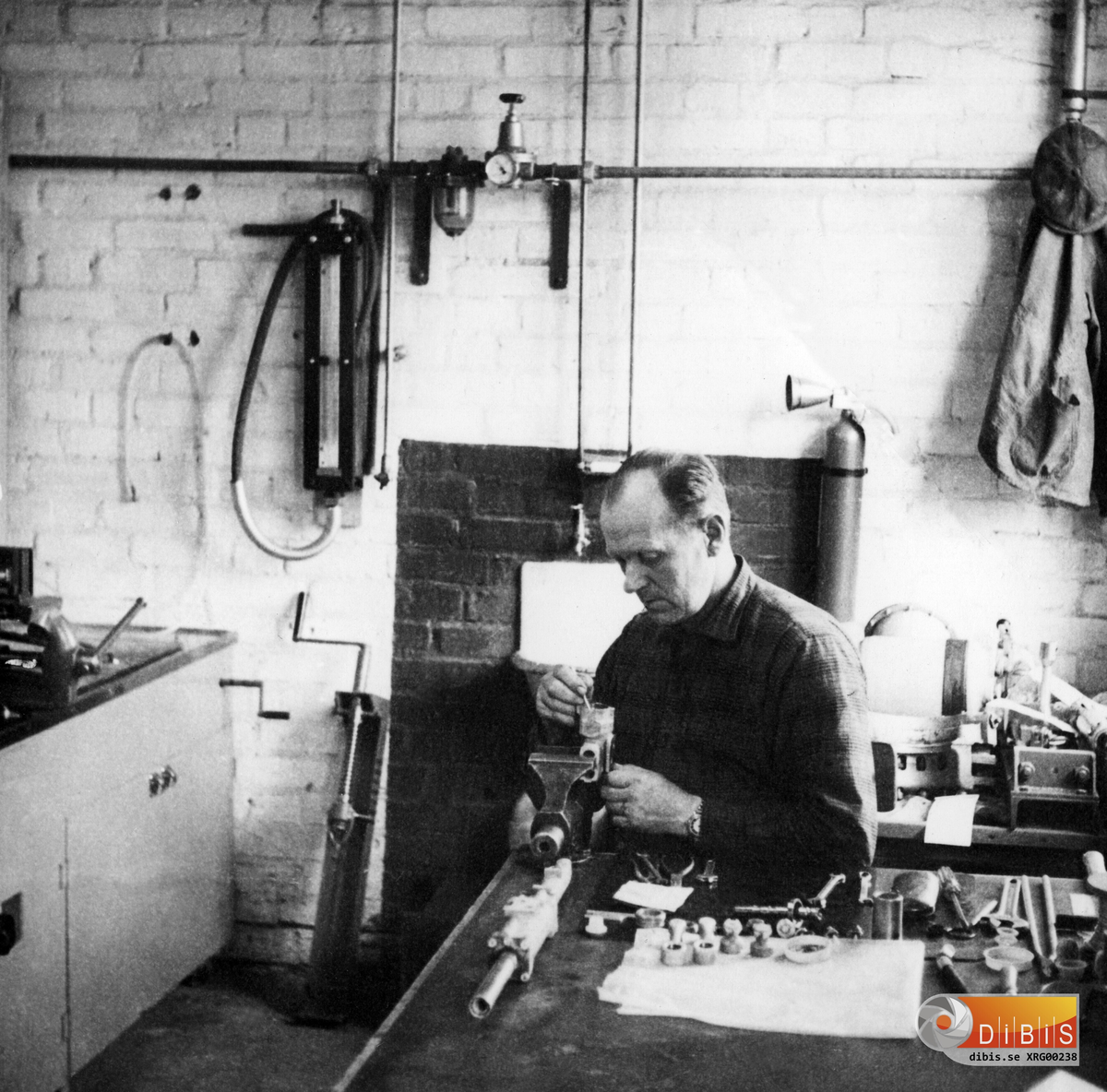 Fritz Pierrou (1911-1987) i sitt arbete på avdelning 6, F 15, Söderhamn. 1950-tal eller möjligen 1960-tal