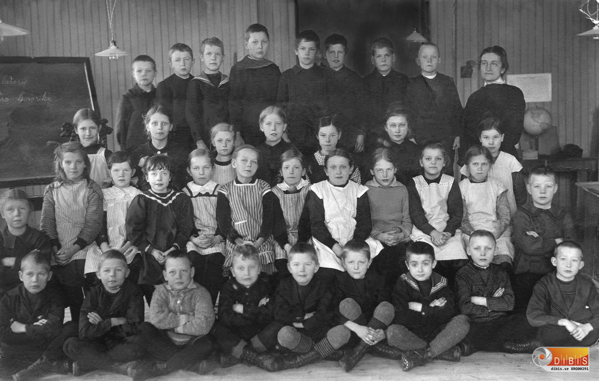 Skolkort från Söderhamn. Sittande längst ner som nummer från vänster är Enar Gustafsson 1909-1973.