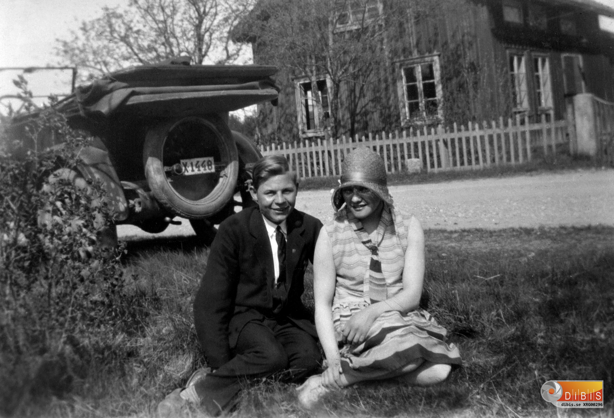 På bilden står det att det är Svantes Dodge.
Personerna är Enar Gustafsson (1909-1973)
Ester Norman