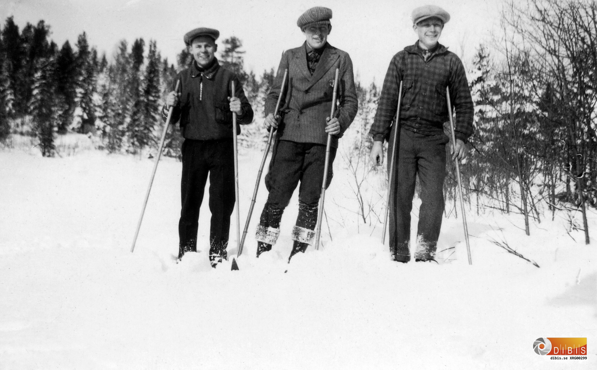 Bild från den 14/3 1931.
Till vänster Enar Gustafsson (1909-1973) samt två okända. Skidåkning i Söderhamnstrakten.