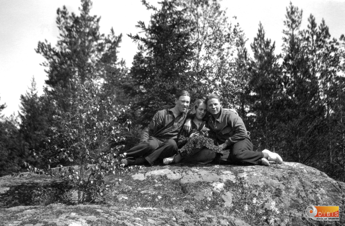 Från vänster Erik (efternamn okänt), Gunhild Burman (1912-1995), Enar Gustafsson (1909-1973). Enar och Gunhild gifte sig 1933. Bilden är tagen den 14 juni 1931.