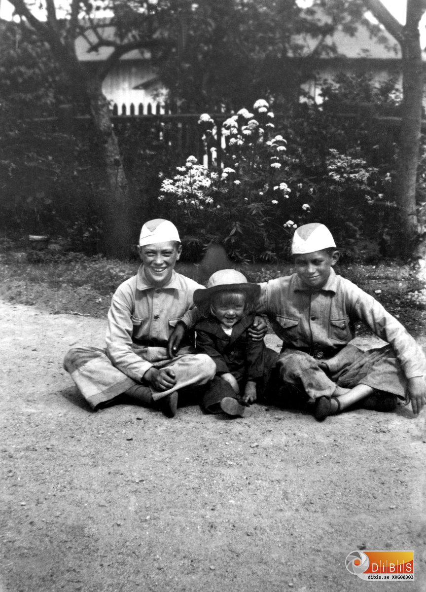 Från vänster Sven Ludvigsson (kallad Svenne, 1921-1955), Ingemar Gustafsson född 1932,
Sune Ludvigsson född 1922.
Pojkarna sitter på bagare Berggrens gård på Norrtullsgatan 47 i Söderhamn (idag 2012, nr 51)