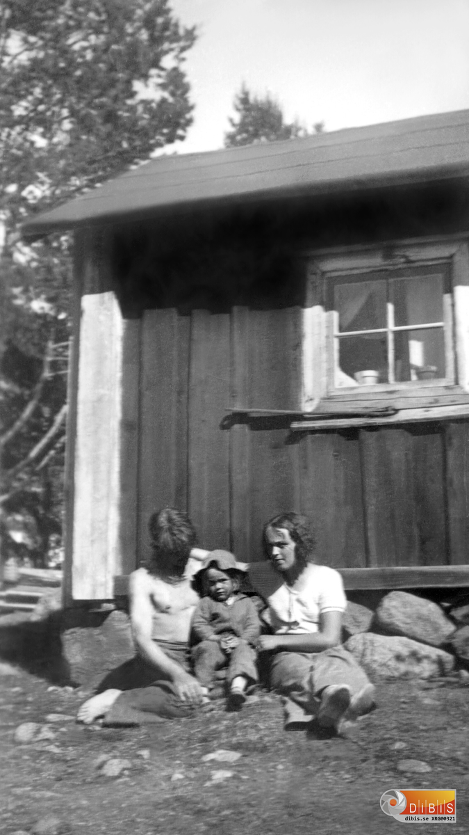 Enar Gustafsson (1909-1973), Ingemar Gustafsson, son (född 1932), Gunhild Gustafsson, född Burman (1912-1995).
Bilden är tagen på Lottasholmen i Söderhamns skärgård.