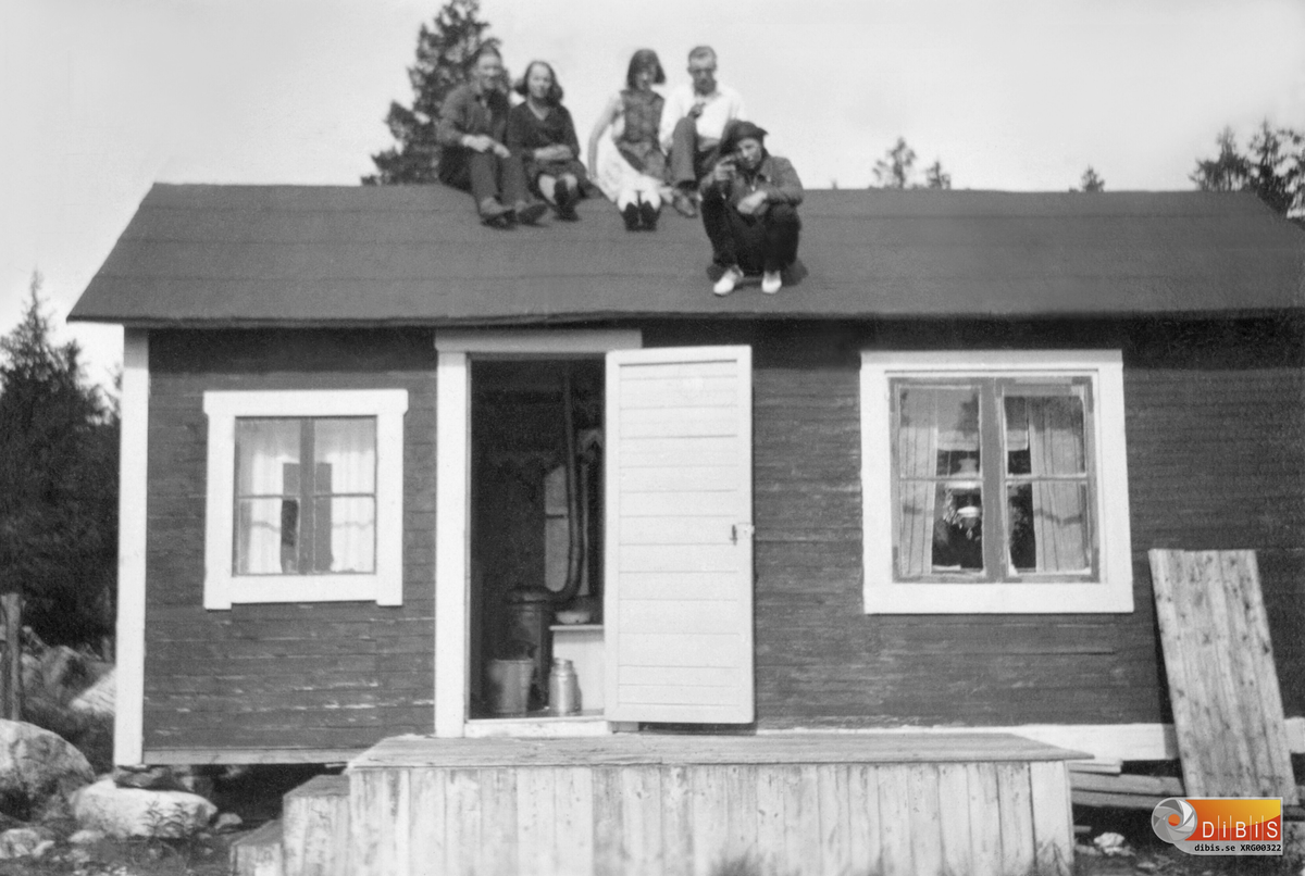 Pinnarvik, i Söderhamns skärgård. Vilka personerna är vet jag inte.