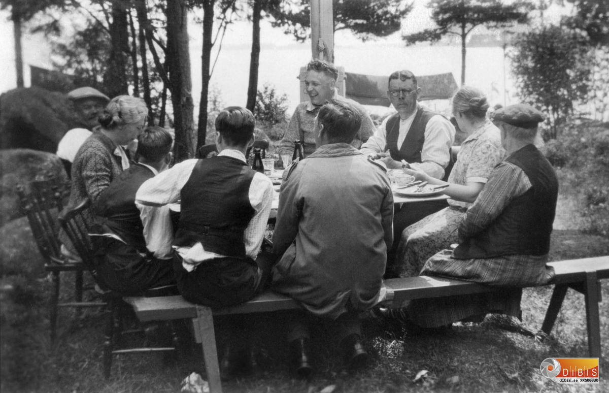 Midsommarfirande hos Skölds i Utvik, Söderhamns skärgård 1930.