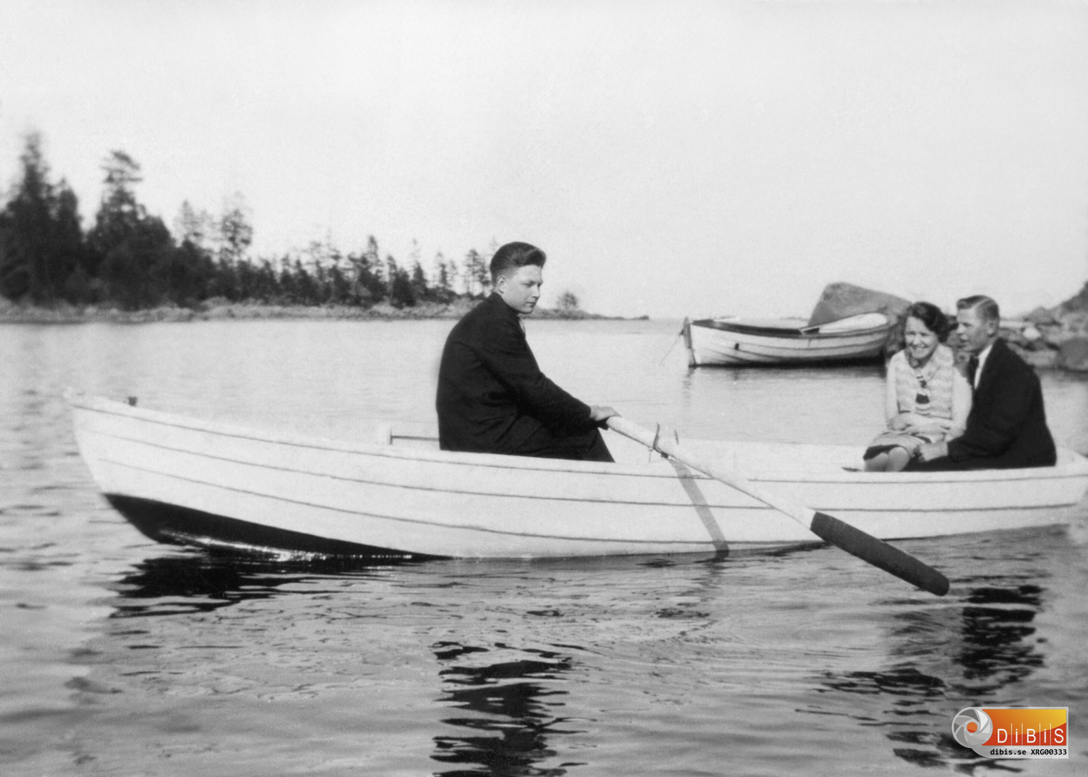 På roddtur vid Lottasholmen i Söderhamns skärgård den 1 juni 1930. Mannen till höger är Enar Gustafsson (1909-1973)