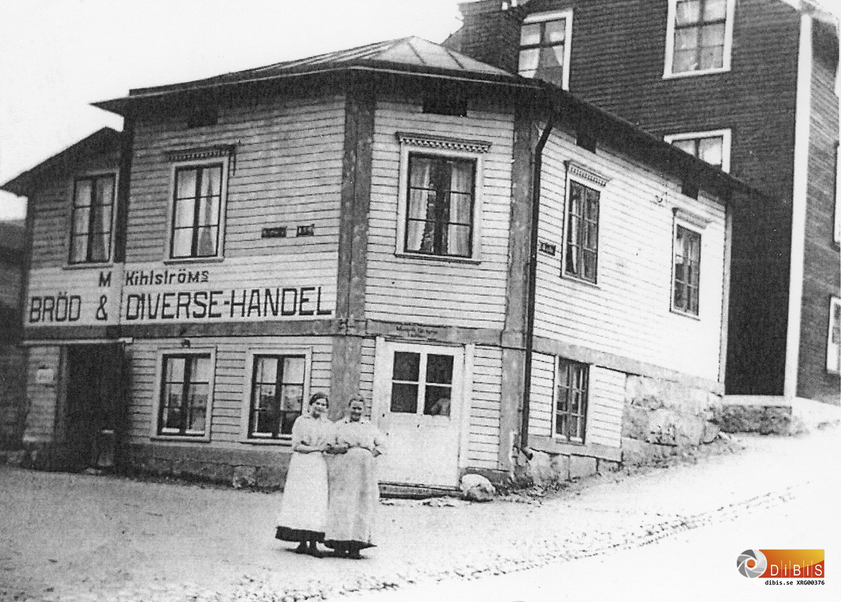 Tilda (Matilda 1864-1919) och Manda (Amanda 1898-1975) Kihlström framför sin Bröd &amp; Diversehandel på Rosengatan i Stugsund. Bilden Bilden troligen från omkring 1915. Manda var dotter till Tilda.