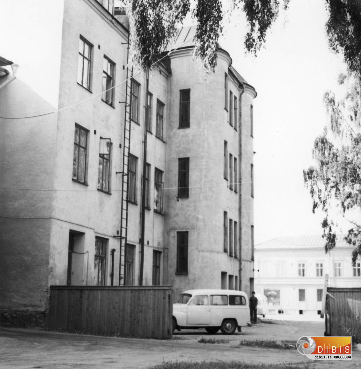 Baksidan på Sjömanshuset i Söderhamn, här fotograferat från IOGT:s innergård. Bilden tagen 1969, huset revs i maj 1973.
