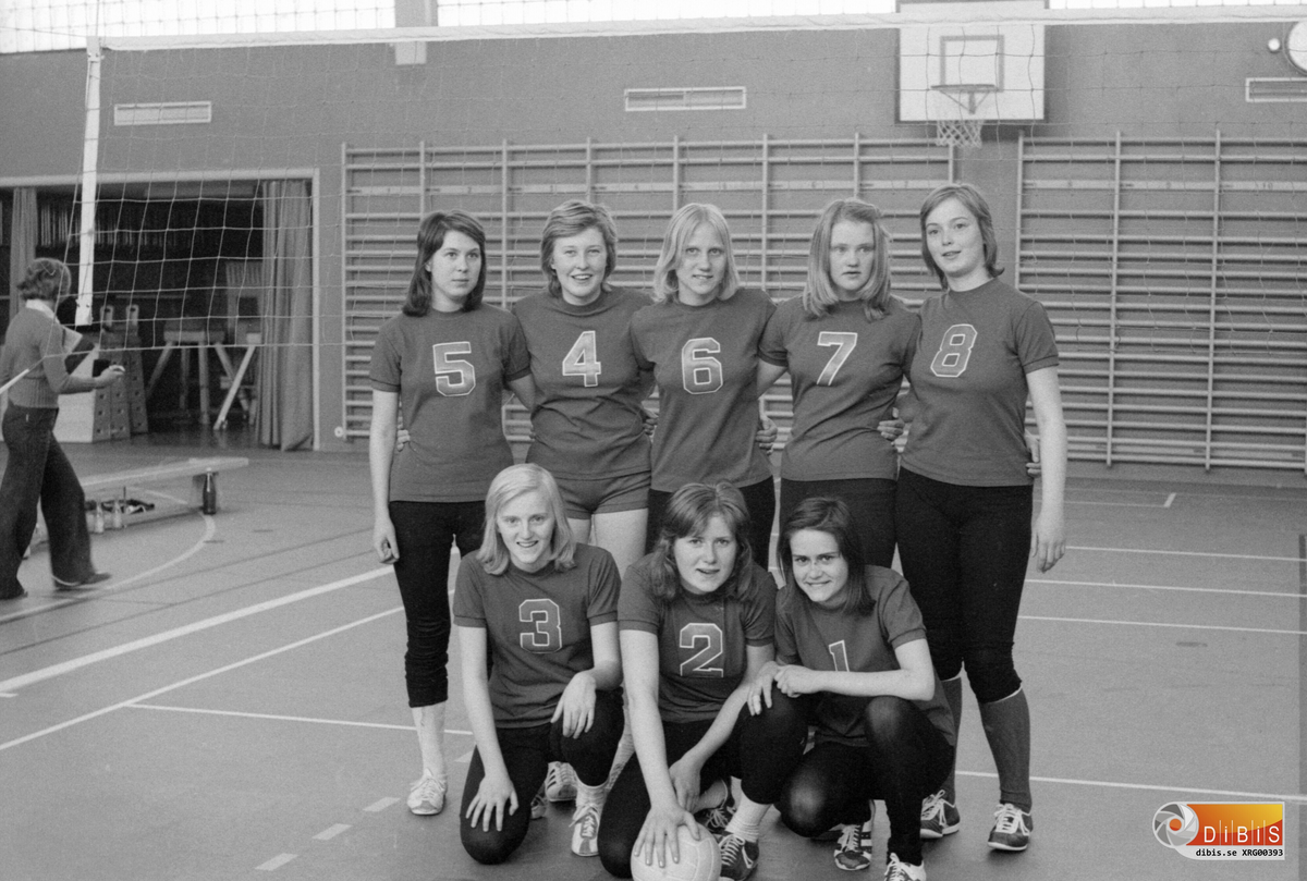 Söderhamns volleybollklubbs juniordamer av årgång 1974. De blev distriktsmästare för Hälsingland detta år genom att besegra Järvsö med 3-0. Man kom också till final i seniorklassen för damer men där fick man ge sig och nöja sig med andra platsen.
Övre raden från vänster: Yvonne Andersson, Ingrid Jonsson, Gunilla Sandberg, Ann Jonsson, Barbro Östlund.
Nedre raden från vänster: Lotta Svensson, Lisbeth Skoglund och Carina Gunnarsson.