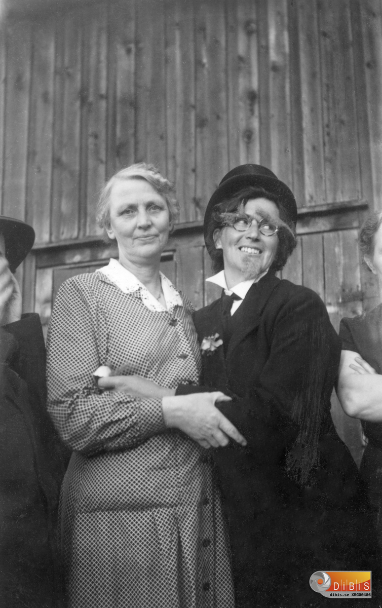 Här har Stadshotellets personal i Söderhamn födelsedagsfest. Man firar August Olsson (kallad Natt-Olle) som fyller 50 år. Här är två av gratulanterna: Till vänster Hulda Nilsson och till höger Frida From.
Kvinnan till vänster tror jag hette Hulda Nilsson.