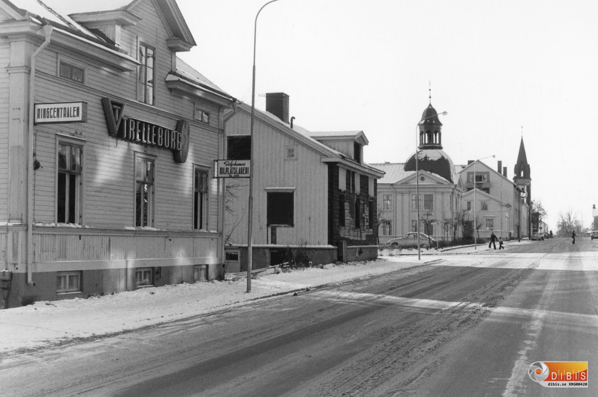 Bild från Norrtullsgatan 24 i november 1975. Missionskyrkan och Norrtullskyrkan (som den heter idag 2014)
Se även bilderna XRG00492 och XRG00493