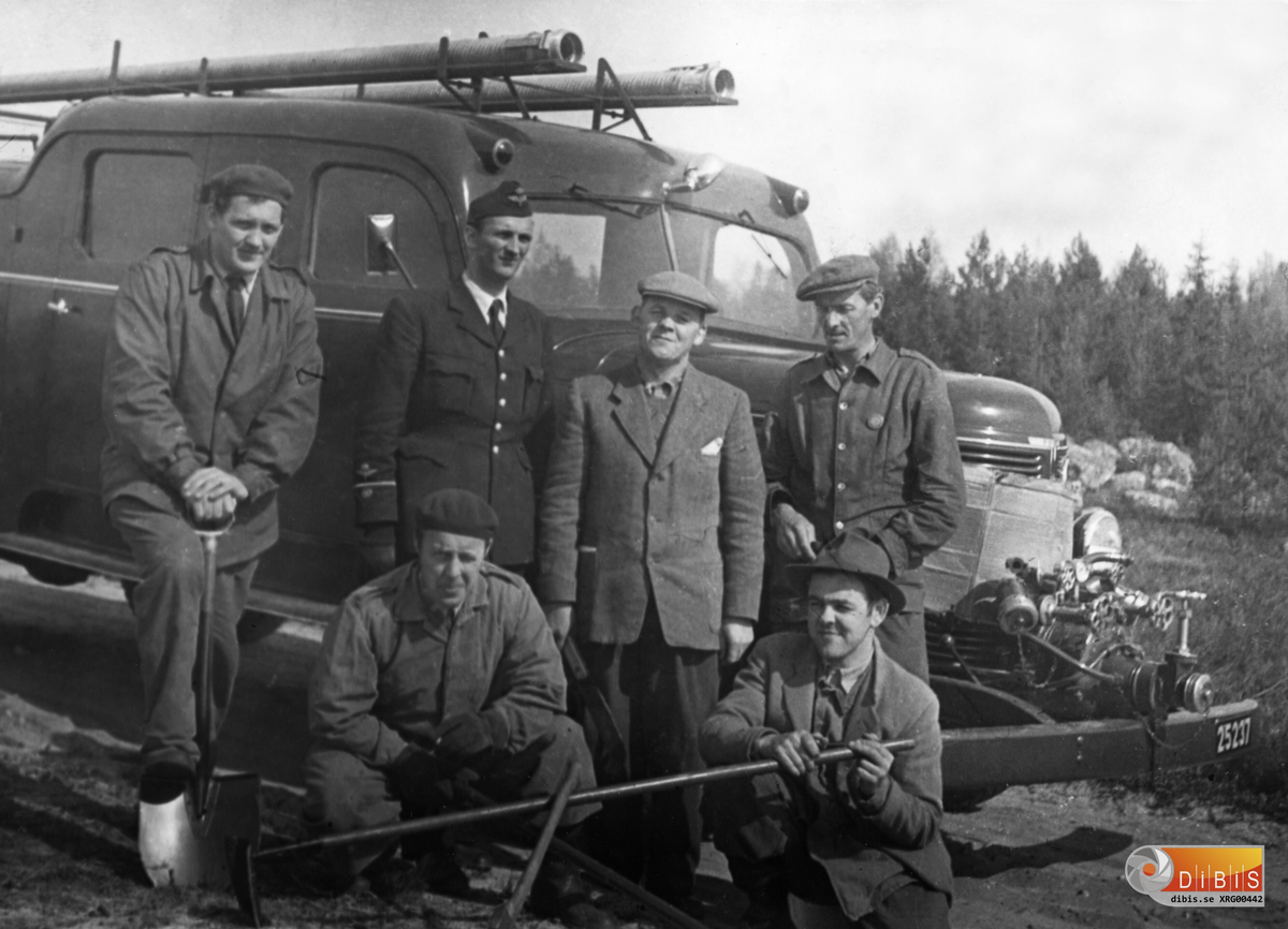 Brandkåren på F 15. Här någon form av övning troligen på 1960-talet. Stående från vänster: Birger Strandman (1917-2002), Sten Lindfors (1:e flottiljpolis) , Elver Gustafsson (1915-2005), Herbert Norgren (tror jag han hette). De på huk stående är Sture Risell (1921-2000) och Allan Eklöf (1926-1998)