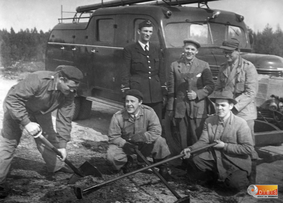 Brandkåren på F 15. Se upplysningar på bild XRG 00442. Mannen i uniform är Sten Lindfors 1:e flottiljpolis). På denna bild har Herbert Norgren (om det nu var så han hette) bytt plats med Olof Lindqvist (1915-2008) - stående längst till höger på denna bild