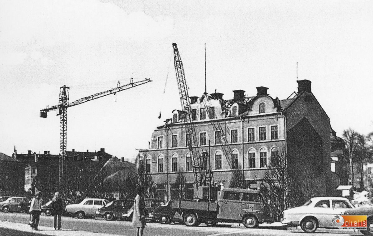 Bild från rivningen av Sjömanshuset i Söderhamn i maj månad 1973.