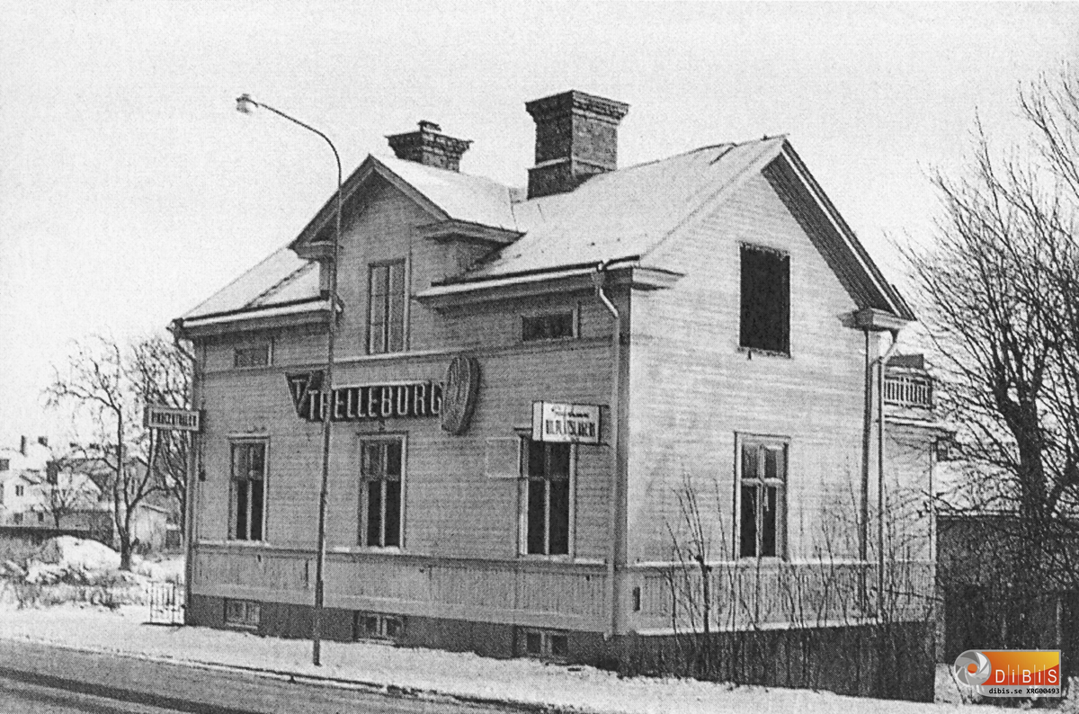Norrtullsgatan 24 i Söderhamn under rivning. Bilden tagen i november 1975. Se även bild XRG00492