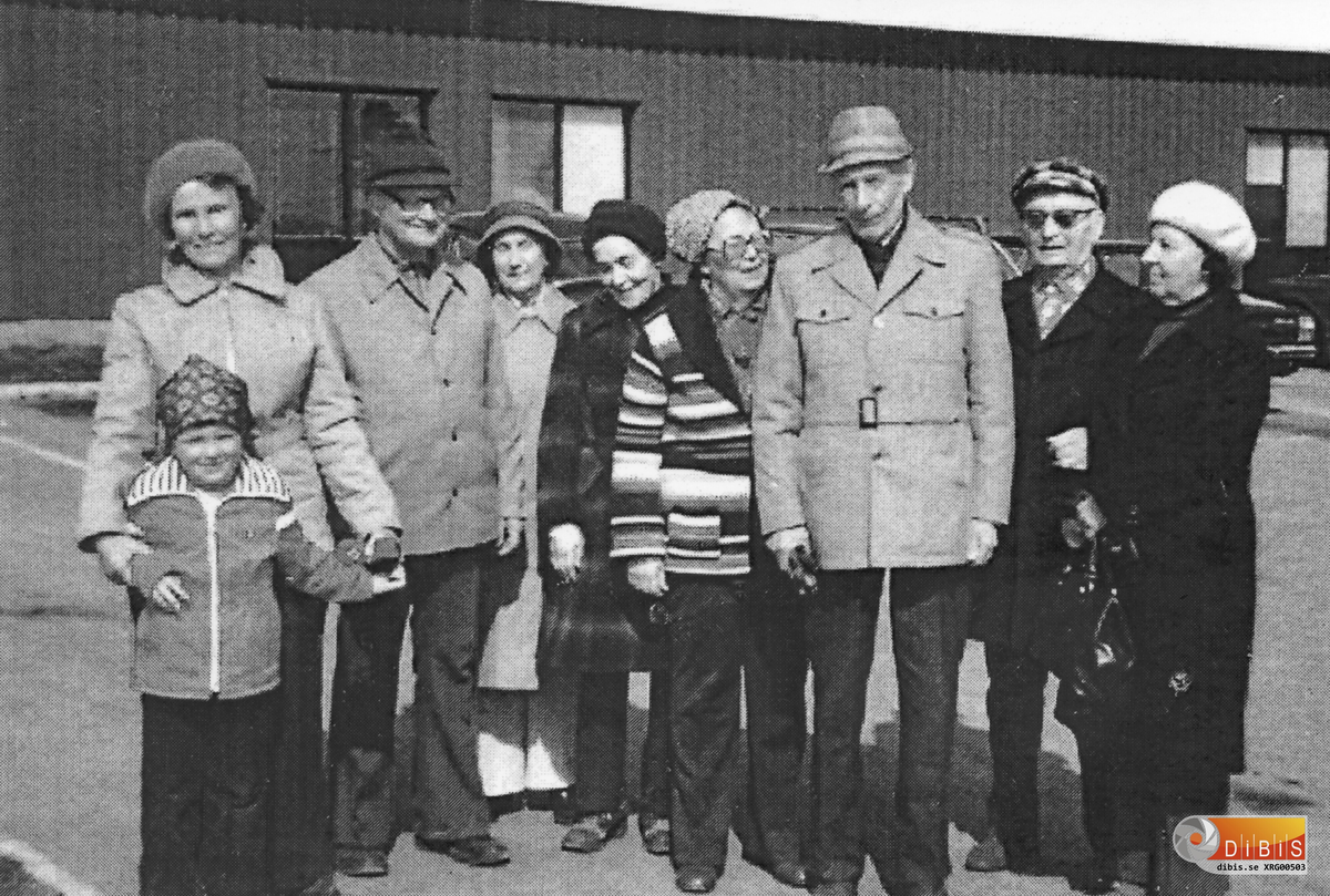 Statspensionärerna i Söderhamn på promenad i april 1977. Mannen till vänster i glasögon heter Olle Lindqvist och var innan pensioneringen anställd på F 15.