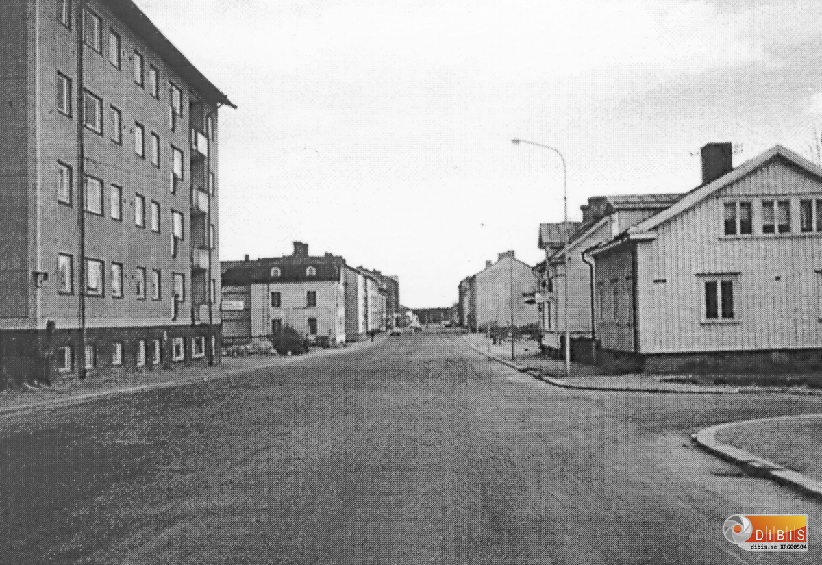 Norrtullsgatan i Söderhamn i början av 1970-talet. Se bild XRG00505 som är från 1975 då de högra husen började rivas.
