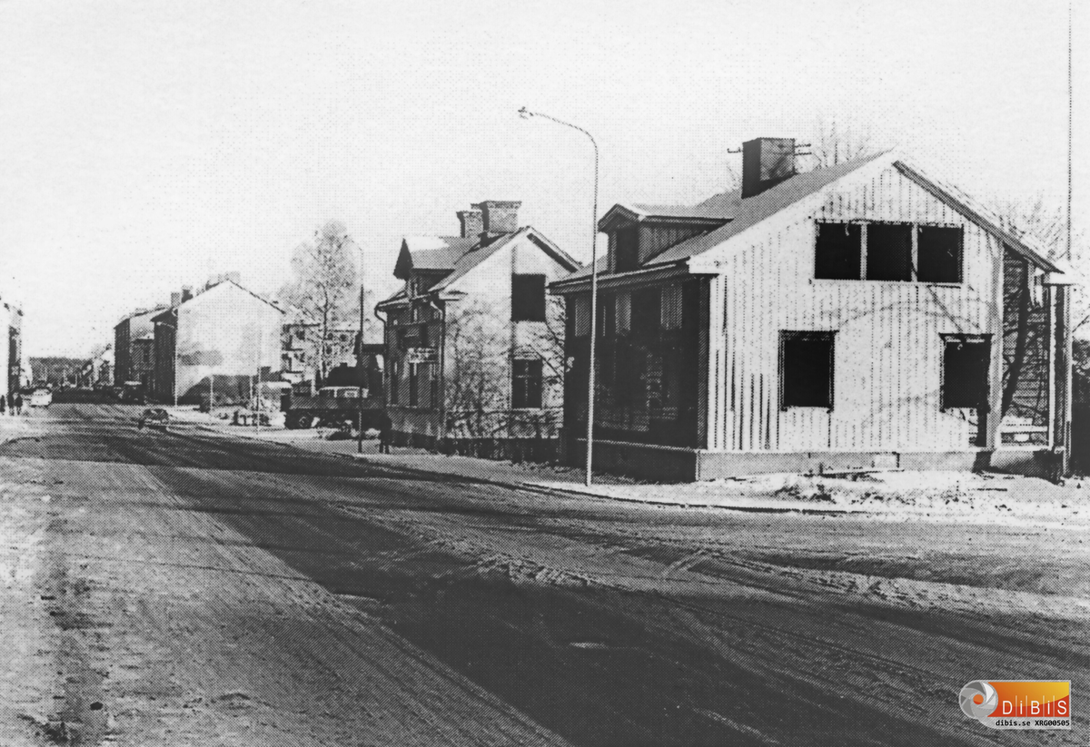 Rivning på gång efter Norrtullsgatan. Hus nummer 2 hade adress Norrtullsgatan 24 och där fanns fram till rivningen Ringcentralen och Söderhamns plåtslageri.