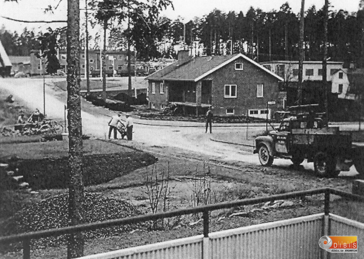 Vägarbete efter Hälsingevägen, Klossdammen, Söderhamn. Bilden tagen från Hälsingevägen 8 och året är 1957.