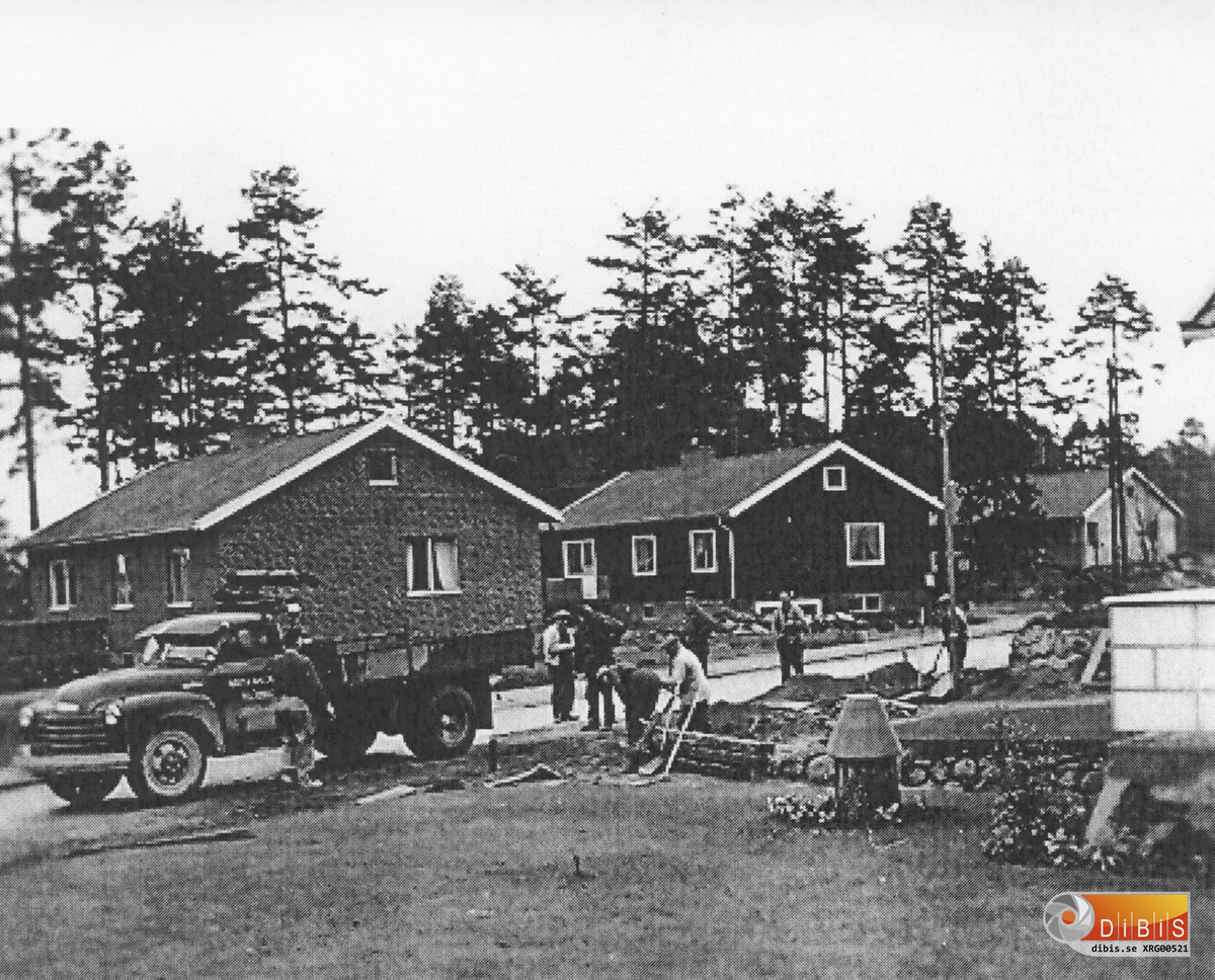 Arbete utföres efter Hälsingevägen i Klossdammen, Söderhamn. Året är 1957.