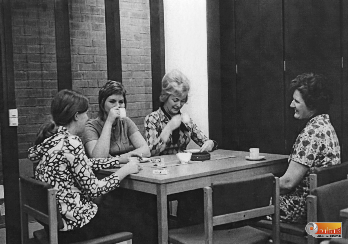 Nya Handelsbanken i Söderhamn 1973. I fikarummet sitter några ur personalen. Elisabeth Unger, Britt Wiklund, Elisabeth Linder, Ulla Enarsson.